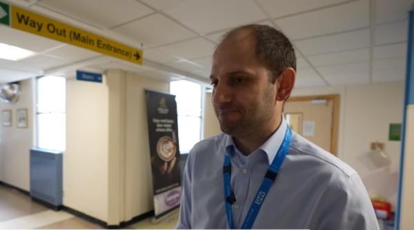 Respins de sistemul românesc, un medic român salvează acum vieți în Marea Britanie: "N-am făcut școală să iau bani de la oameni"