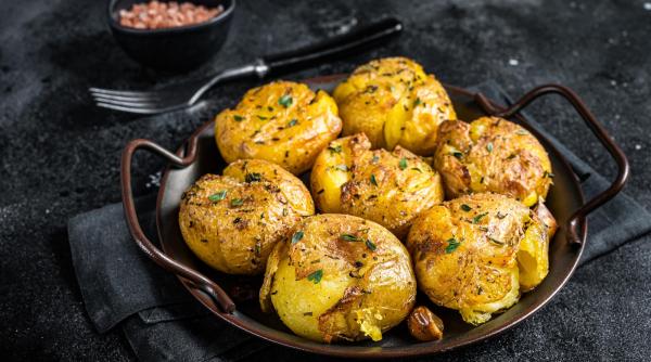 Cartofi copți cu salata de ton. Ce să mănânci, când nu mai știi ce să manânci