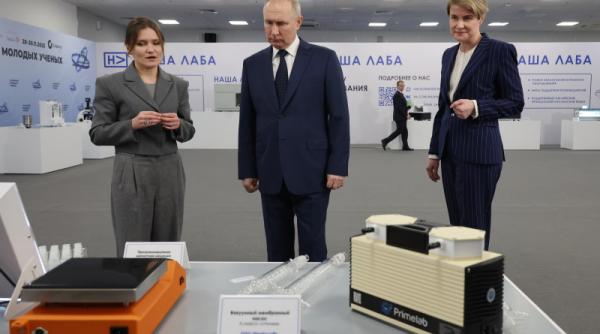 Reacția lui Putin când a fost invitat să apese butonul nuclear, la o expoziție din Rusia 