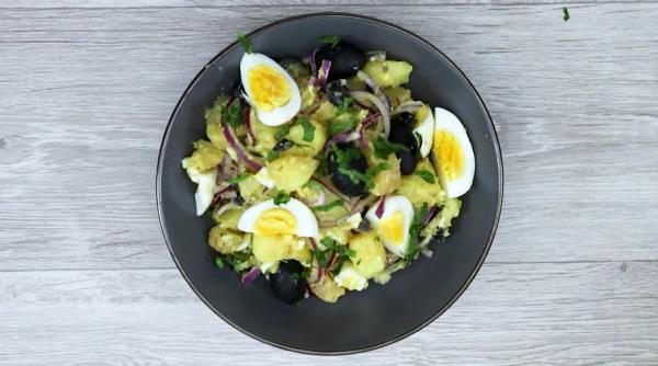 Salată orientală - un preparat celebru românesc. Iată ingredientul secret care îi dă gustul delicios