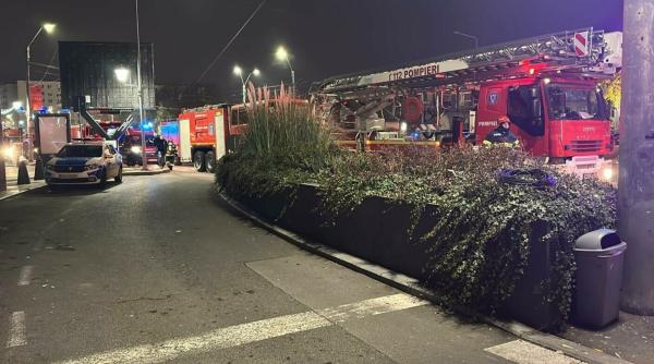 Incendiu la un mall din Bucureşti: Sute de oameni, evacuaţi