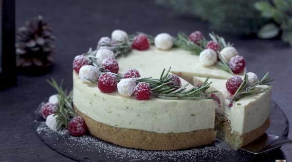 Tort cu cremă de fistic și gem de zmeură - un desert numai bun de făcut de sărbători