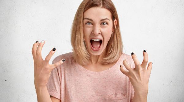 Un român a sunat disperat după ajutor, la poliție, pentru că-l zgâria nevasta geloasă