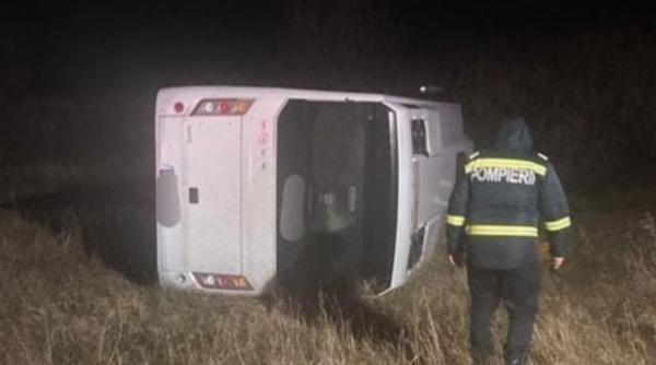 Accident grav: Un microbuz cu 10 pasageri la bord s-a răsturnat; un om a murit