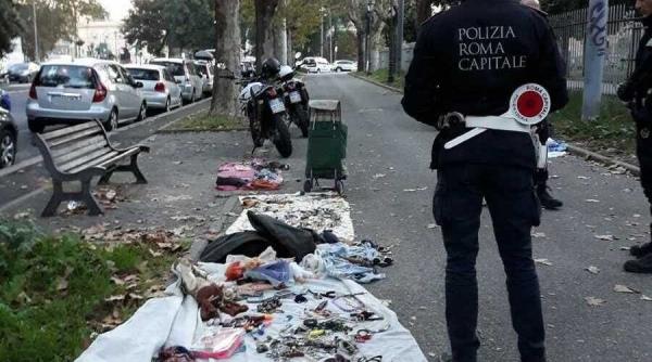 Amendă uriașă pentru o româncă din Italia care vindea bibelouri pe stradă 