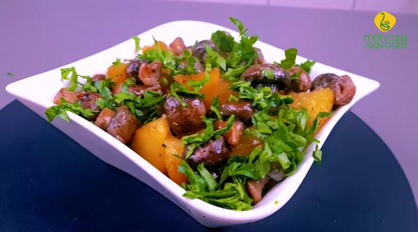 Rețetă delicioasă de cartofi copți cu ciuperci și sos aromatic. Nu o să te mai oprești din mâncat!