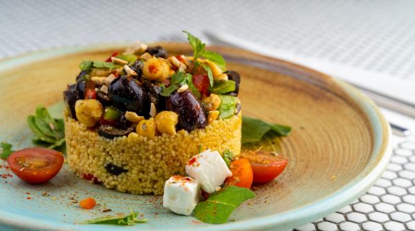 Cușcuș cu legume pentru un mic dejun de post: rapid, ieftin și gustos