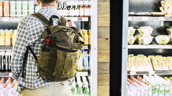 Reacția unui hoț român din Italia, prins când fura mâncare și alcool dintr-un magazin