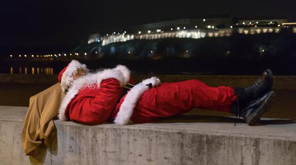 Un român care cerșește îmbrăcat în Moș Crăciun lângă Paris spune că își caută un loc de muncă: "Mi s-a promis la abator, din ianuarie"