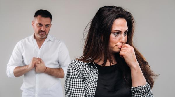 Un român din Italia, gelos pe cumnat, și-a împiedicat soția să-și viziteze sora opt ani. Era sigur că au o aventură