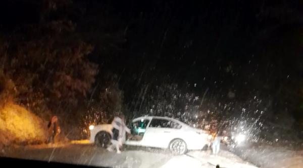 Un șofer român a blocat toată șoseaua ca să nu-și avarieze bolidul de lux. Ambulanța solicitată la o urgență a așteptat 30 de minute