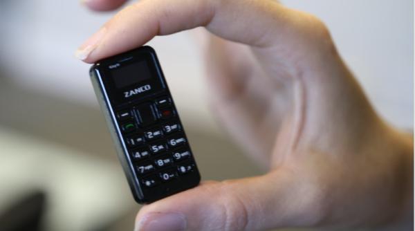 O româncă i-a dus fiului ei, aflat în pușcărie, un desert special: Cel mai mic telefon din lume era ascuns într-o ciocolată