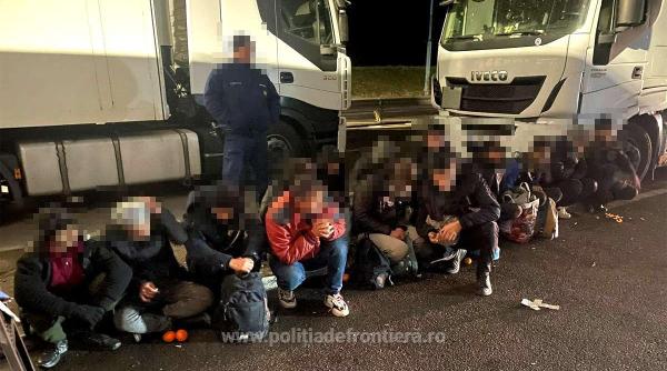58 de migranți, ascunși în două TIR-uri, încercau să treacă granița ilegal în Ungaria
