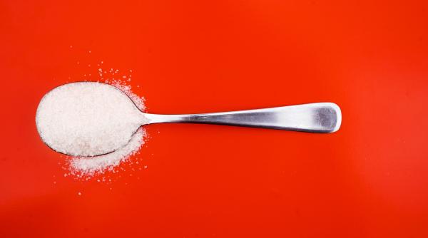 Adaugă o lingură de zahăr în mașina de spălat și hainele tale vor străluci. Sfatul gospodinelor cu experiență