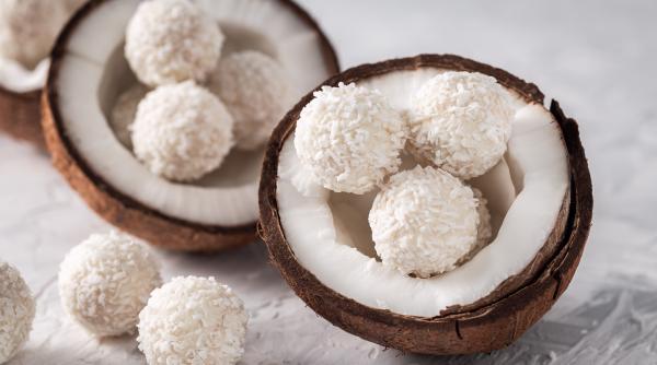 Cea mai simplă rețetă de bomboane de cocos: ai nevoie de câteva produse din cămară și desertul e gata