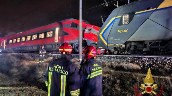 Italia: 17 răniţi, după ciocnirea a două trenuri