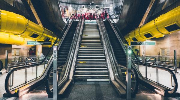 Turist jefuit de o româncă în metroul din Milano: bărbatul a rămas fără 14.000 de euro