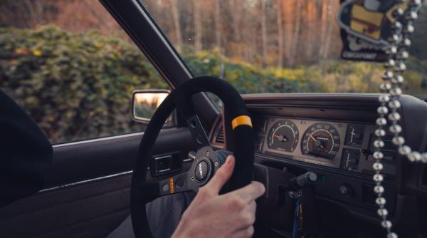 UE vrea să permită conducerea mașinilor de la 17 ani și introducerea unui permis unic european, valabil în toate țările