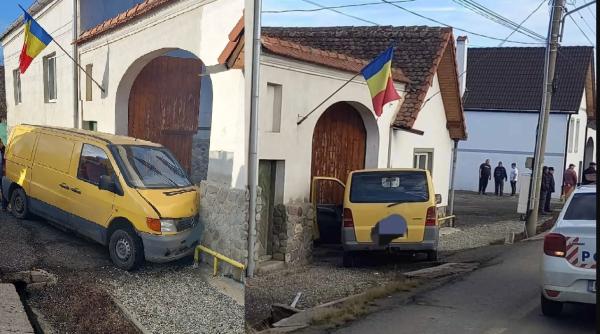 Un microbuz de marfă a intrat în poarta unei case, pe DN1, după ce şoferului i s-a făcut rău 