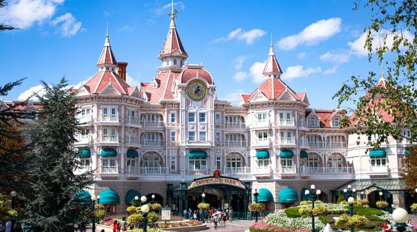 Angajări la DisneyLand. Firmă anunță recrutări masive: 8.500 de locuri de muncă sunt vacante