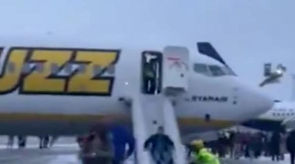 Un avion Ryanair s-a umplut de fum, iar aerul a devenit irespirabil: Pasagerii, obligați să iasă din aeronavă pe două tobogane / VIDEO