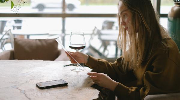 Surpriză de infarct într-un restaurant: O clientă a primit o notă de plată de aproape 55.000 de euro