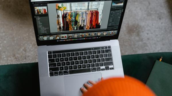 Cumpărăturile online au închis 9 000 de magazine de îmbrăcăminte din Italia