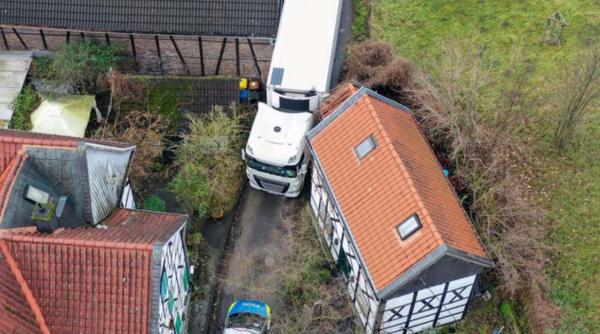 Un șofer român a provocat haos într-un sătuc din Germania: A intrat prin curtea unei ferme și a lovit cu TIR-ul o casă veche de 600 de ani