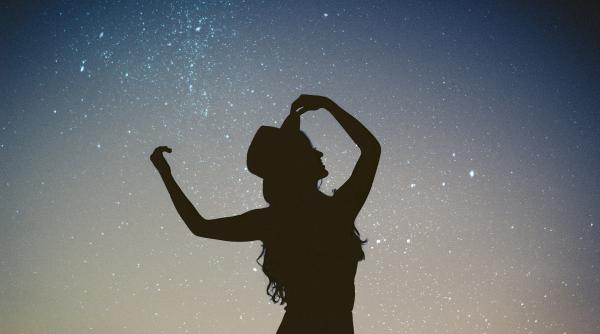 Horoscop 17 decembrie: Pești, ai parte de gesturi mici de iubire. Leu, apar noi oportunități romantice. Previziuni complete