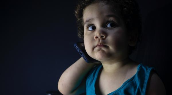 Un copil de șase ani și-a salvat mama cu un apel la ambulanță, după ce aceasta a leșinat