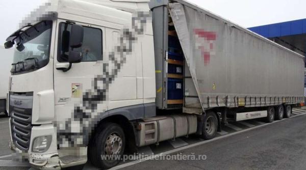 Camion, în drum spre Marea Britanie, verificat la intrarea în țară: șoferul ascundea 8 kilograme de tutun mărunțit