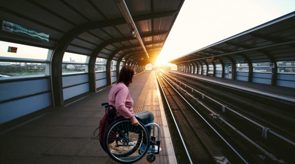 Două pasagere cu dizabilități au fost agresate după ce au refuzat să cedeze locurile în tren