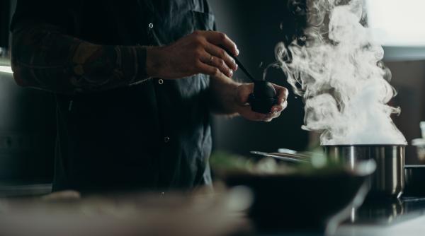 Un bucătar din Italia a fost bătut de angajator: Ceruse un salariu mai mare