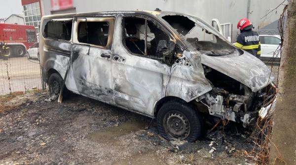 Un microbuz a ars pe o stradă din Cluj-Napoca