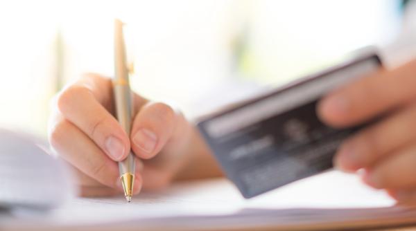 Un român a crezut că dă lovitura, le-a dat șarlatanilor datele sale bancare și s-a trezit păgubit cu aproape 10.000 de euro