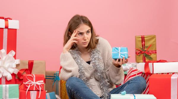 Crăciun mai sărac: Românii vor cheltui cu 12% mai puţin decât anul trecut pe mâncare, cadouri şi decoraţiuni