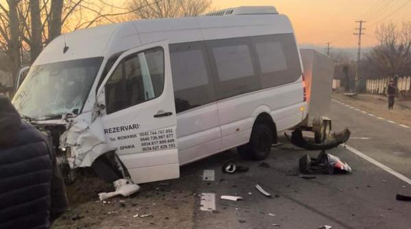 Microbuz care făcea curse România-Spania, accident mortal: Un polițist de 23 de ani și-a pierdut viața pe loc; două persoane, rănite