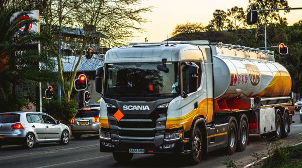 Șoferiță româncă, prinsă la furat motorină în parcările de TIR din Franța