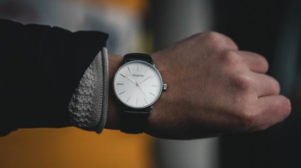 Româncă din Spania, acuzată că a furat un ceas de 15.000 de euro de la un șofer