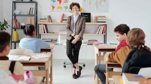 A predat engleza 20 de ani fără a avea diplomă: o profesoară din Italia, obligată să returneze aproape 250.000 de euro