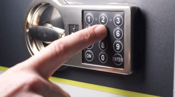 „Metoda accidentul“ la nivel extrem: Falși polițiști au convins o fetiță să golească seiful din casă, pretinzând că cineva din familie are nevoie de ajutor