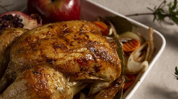 Rață delicioasă umplută cu mere, cu o marinadă specială, regina mesei de Crăciun