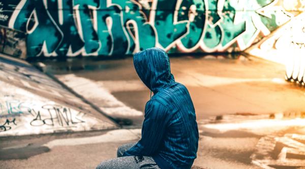 Un adolescent român de 16 ani din Italia a intrat în bucluc. Vindea hașiș către minori chiar în fața școlii 