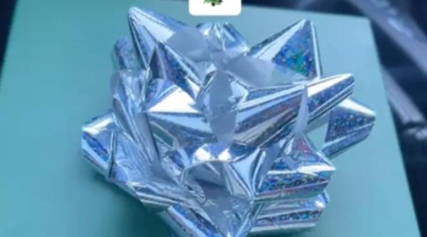 Un bărbat jură că nu va mai participa niciodată la Secret Santa după ce a deschis cadoul primit de la colegul său - VIDEO