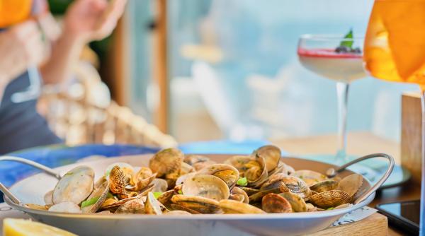 Celebru bucătar, distins cu 3 stele Michelin, riscă închisoarea după ce zeci de persoane s-au intoxicat la o nuntă din cauza unor scoici stricate