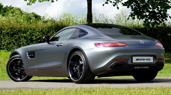 Două românce au rămas în Austria fără Mercedesul de lux, furat din Elveția