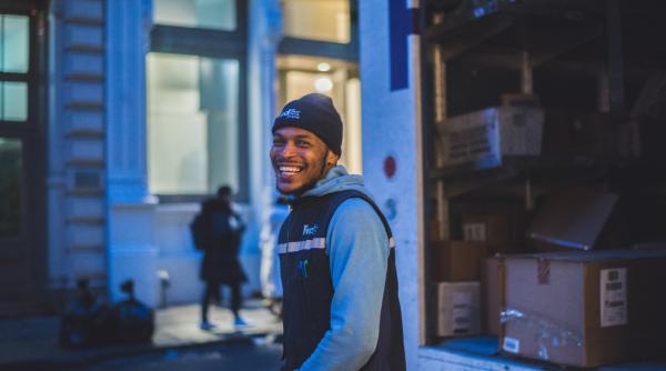 Locuitorii unui cartier l-au surprins pe curierul lor de peste 7 ani cu o primă de Crăciun de 1.500 de lire sterline: „Lacrimi de fericire”