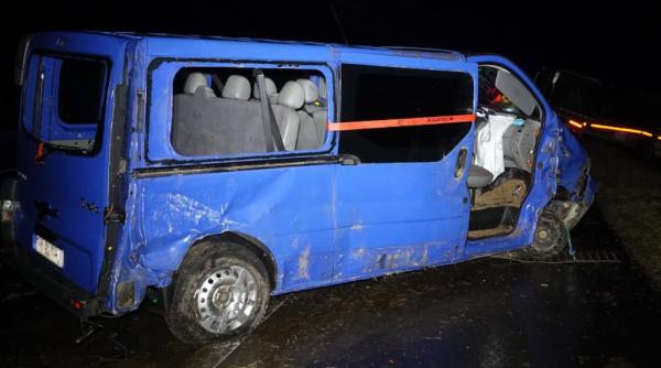 Microbuz plin cu români, accident grav în Ungaria, lângă Budapesta. Zece persoane au ajuns la spital