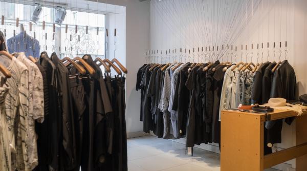 Patru români au jefuit magazinele de modă din Zurich: trei ani hoții și-au umplut gențile doar cu haine de firmă