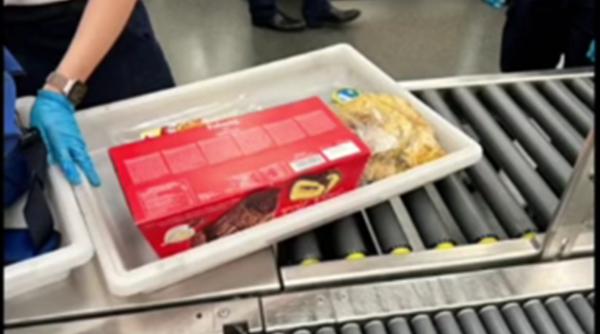 Un român a fost prins la aeroport cu sarmale înghețate în geanta de mână